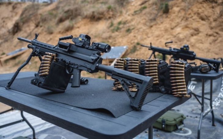 kulomet pzd 762 na stole, boxy s náboji